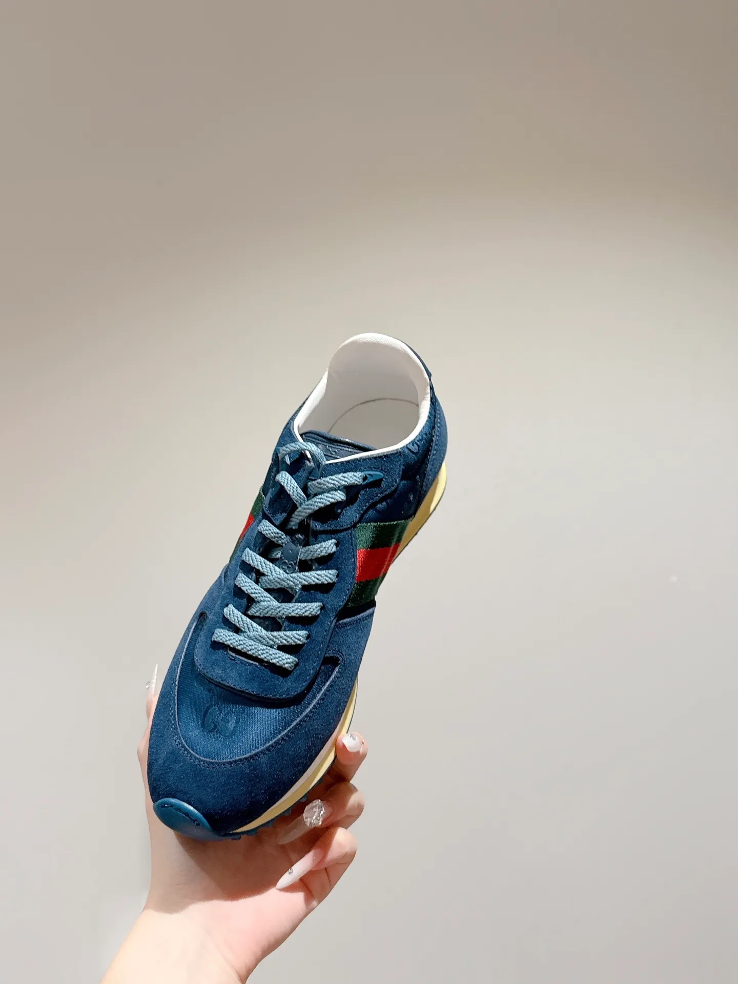 p700🐮🐮 GUCCI 2025 latest spring and summer catwalk style sports shoes Forrest Gump shoes 25 super popular show items with high appearance rate and many celebrities and Internet celebrities. The classic shoe design uses innovative stitching technology to create a water-like flowing texture. Super comfortable on the feet. Leather splicing and breathable logo fabric with classic green and red webbing embellishment. All show the brand tone (buttons are removable) original molded combination outsole ▪️Size: Male 39-44 (Male 45, customized, non-returnable)